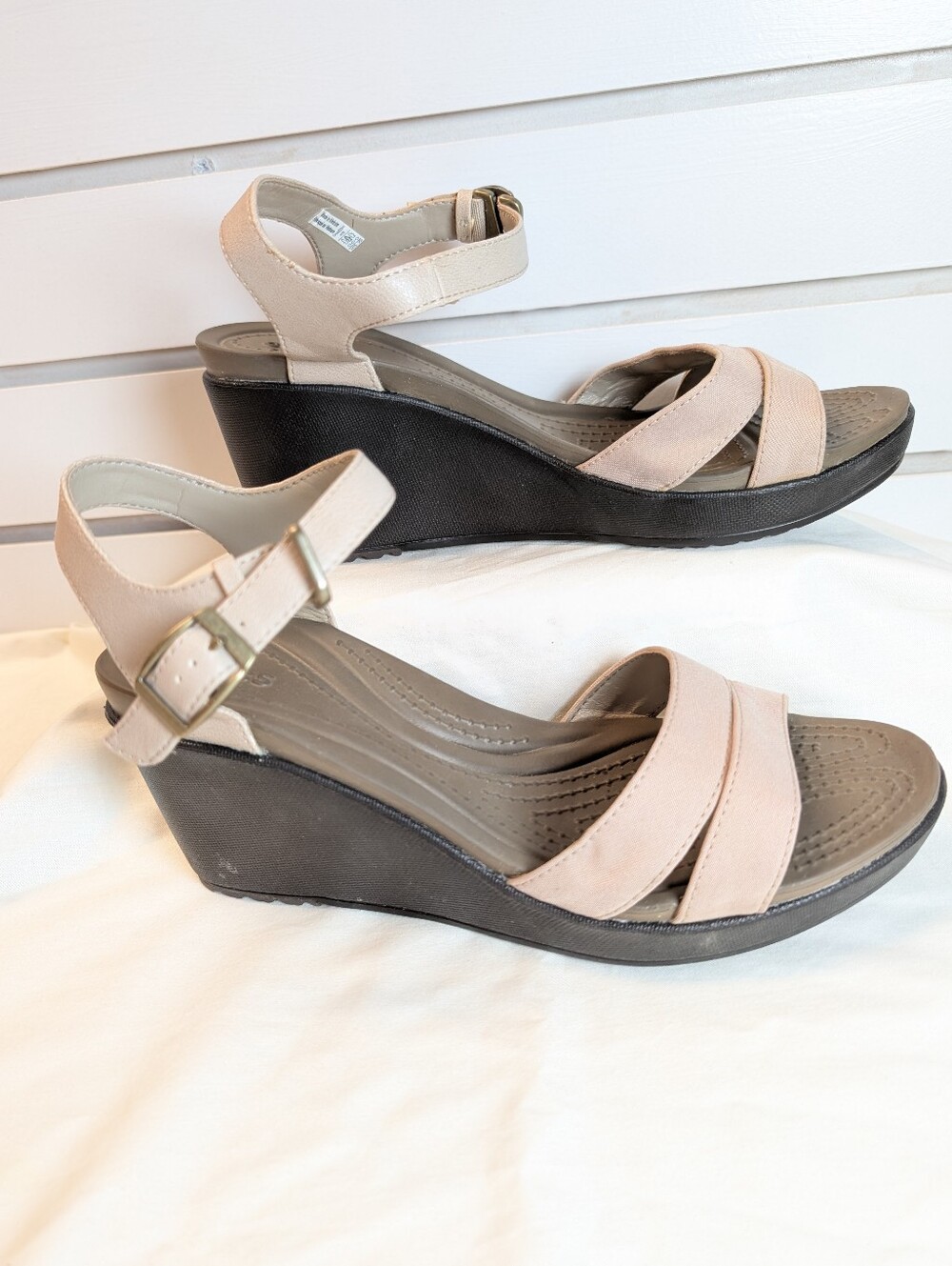 NWOT Crocs Leigh II Cross Strap Wedge Sandals W8 Taupe Canvas Comfort - Picture 3 of 8